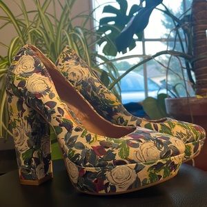 Flowered Gianni Bini platform heels 7.5. Very cute!